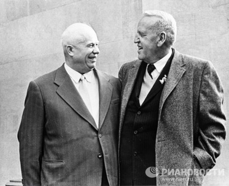 I-й секретарь ЦК КПСС Никита Сергеевич Хрущев (1894 - 1971 г. г.) (слева) и американский фермер Росуэлл Гарст (справа). I-й секретарь ЦК КПСС Никита Сергеевич Хрущев (1894 - 1971 г. г.) (слева) и американский фермер Росуэлл Гарст (справа).