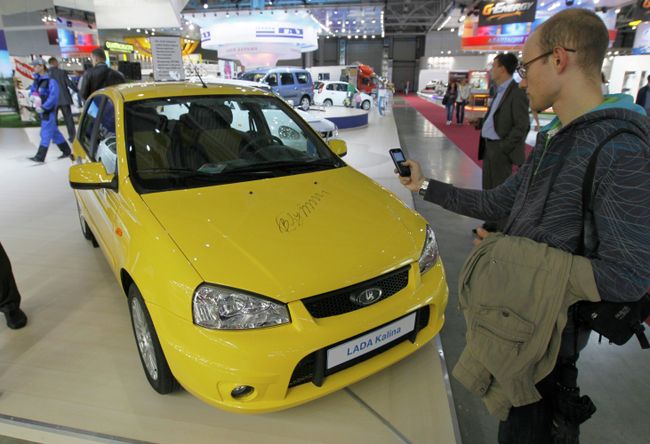 Автомобиль Lada Kalina Sport, на котором В.Путин проехал по трассе Амур, представлен на стенде АвтоВАЗа на Московском автосалоне