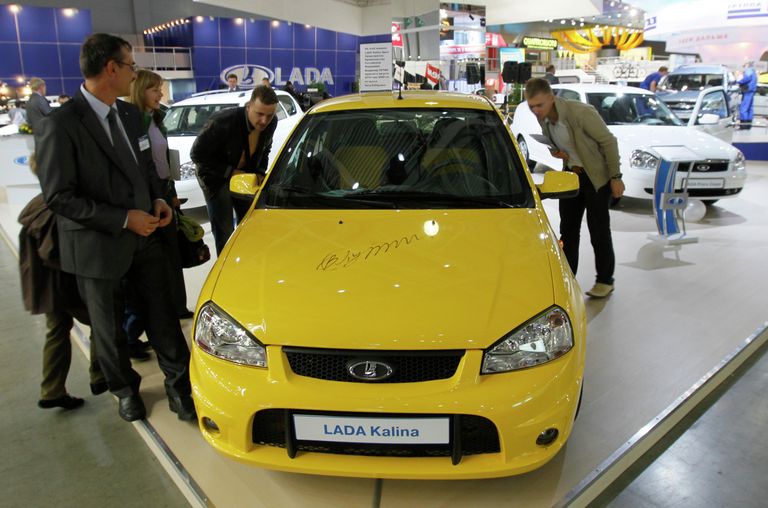 Автомобиль Lada Kalina Sport, на котором Владимир Путин проехал по трассе Амур, на стенде АвтоВАЗа на Московском автосалоне Автомобиль Lada Kalina Sport, на котором Владимир Путин проехал по трассе Амур, на стенде АвтоВАЗа на Московском автосалоне