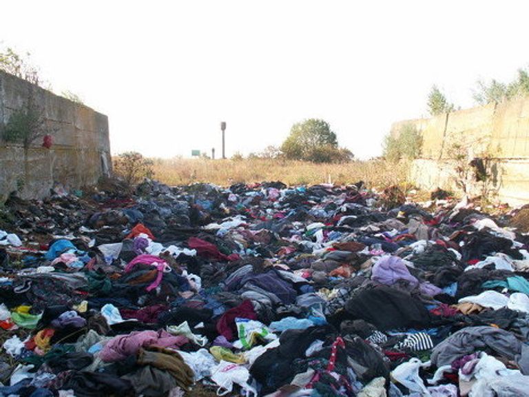Погорельцы Рязани выбросили гуманитарную помощь из Новосибирска Погорельцы Рязани выбросили гуманитарную помощь из Новосибирска
