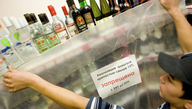 Алкогольная продукция в магазине. Архивное фото Алкогольная продукция в магазине. Архивное фото