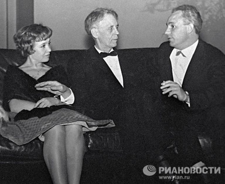 Артисты Румянцева, Рыбников и режиссёр Пырьев после просмотра фильма Девчата Артисты Румянцева, Рыбников и режиссёр Пырьев после просмотра фильма Девчата