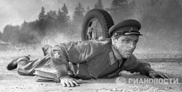 Кирилл Лавров в роли Синцова в кинофильме Живые и мёртвые Кирилл Лавров в роли Синцова в кинофильме Живые и мёртвые