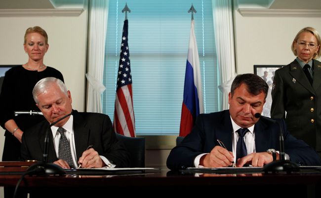 Министры обороны РФ и США Анатолий Сердюков и Роберт Гейтс на переговорах в Пентагоне