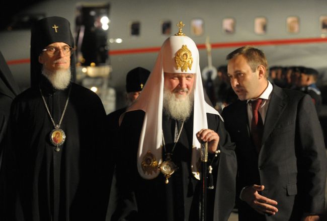 Архиепископ Петропавловский и Камчатский Игнатий, Патриарх Кирилл и губернатор Камчатского края Алексей Кузьмицкий (слева направо) в аэропорту Елизово города Петропавловска-Камчатского