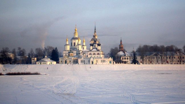 Усадьба Деда Мороза в лесу недалеко от Великого Устюга