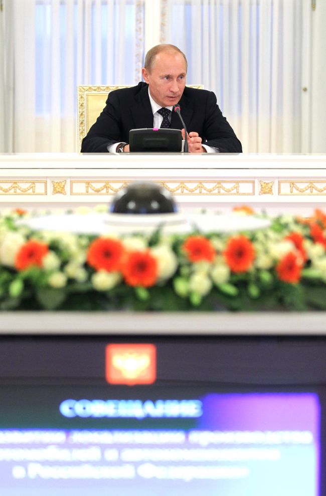 Премьер-министр РФ Владимир Путин на совещании по автопрому Премьер-министр РФ Владимир Путин на совещании по автопрому