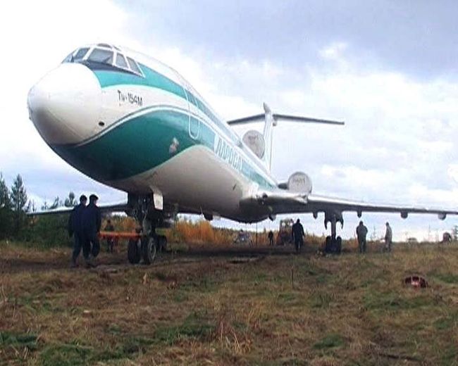 Аварийно севший в Ижме самолет Ту-154 выкатили из леса