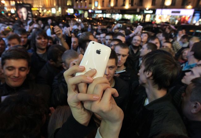 Начало продаж нового мобильного телефона iPhone 4G в Москве Начало продаж нового мобильного телефона iPhone 4G в Москве