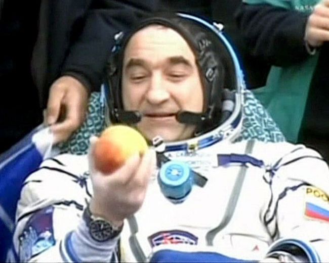 Вернувшиеся с МКС космонавты приземлились в хорошем настроении