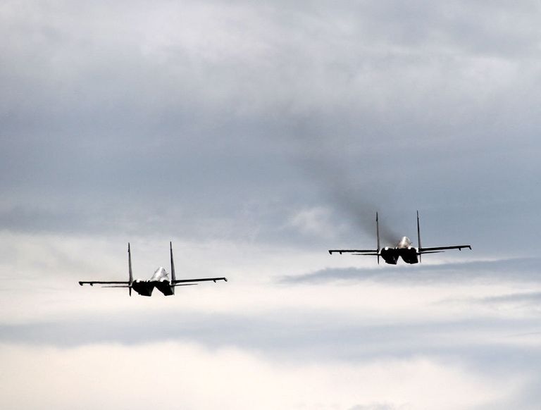 Демонстрационный полет двух Су-30МК2 с министром обороны Индонезии на борту