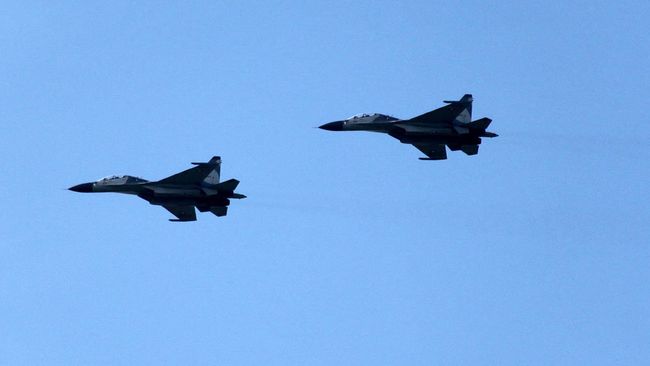 Демонстрационный полет двух Су-30МК2 с министром обороны Индонезии на борту 