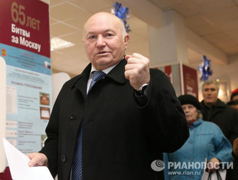 Ю.Лужков на одном из избирательных участков г. Москвы во время выборов депутатов Госдумы РФ Ю.Лужков на одном из избирательных участков г. Москвы во время выборов депутатов Госдумы РФ