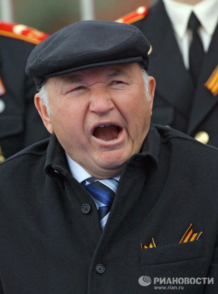 Ю.Лужков во время парада на Красной площади Ю.Лужков во время парада на Красной площади