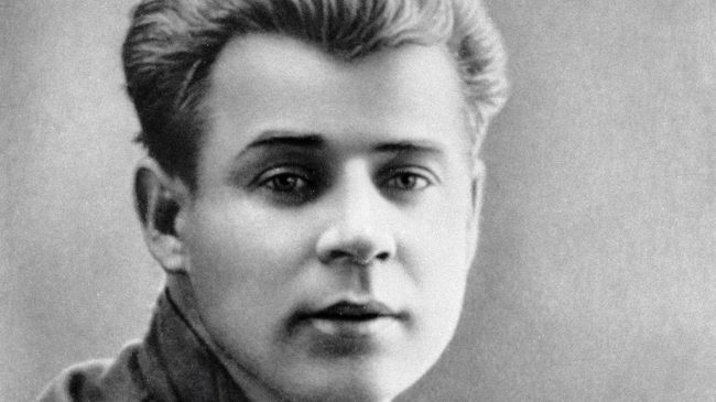 Поэт Сергей Есенин