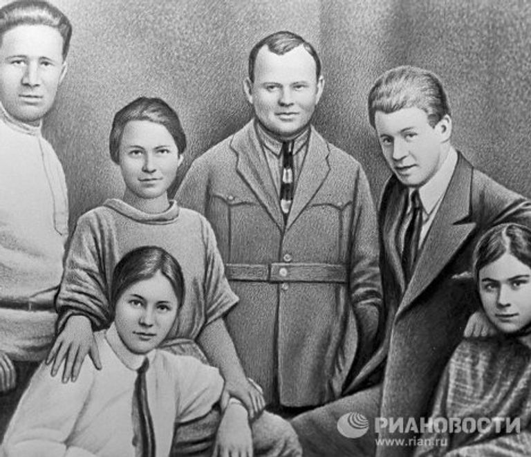 Есенин с сёстрами, Наседкин, Сахаров и Толстая Есенин с сёстрами, Наседкин, Сахаров и Толстая