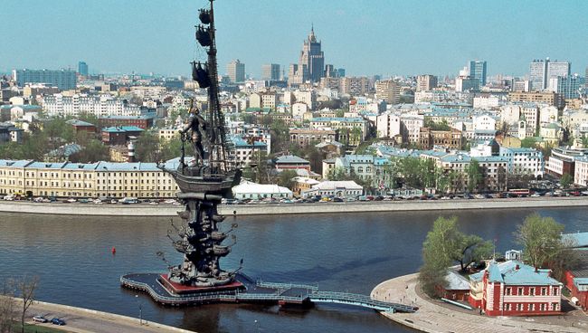 Памятник Петру I работы З.Церетели. Архив Памятник Петру I работы З.Церетели. Архив