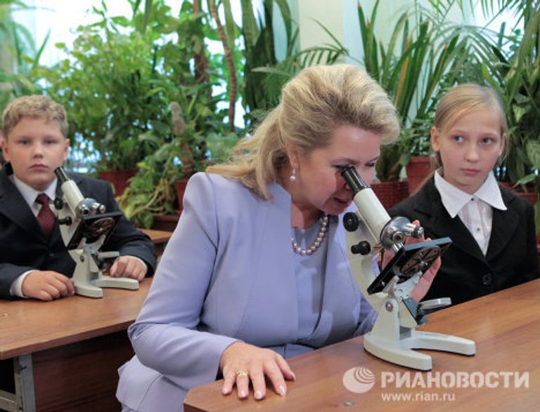 Супруга президента РФ Светлана Медведева посетила петербургскую среднюю школу номер 305 Супруга президента РФ Светлана Медведева посетила петербургскую среднюю школу номер 305
