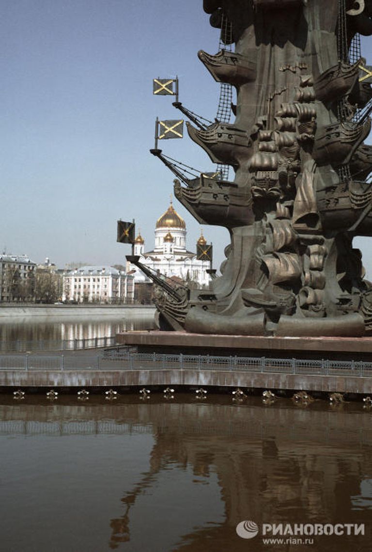 Храм Христа Спасителя и памятник Петру I Храм Христа Спасителя и памятник Петру I