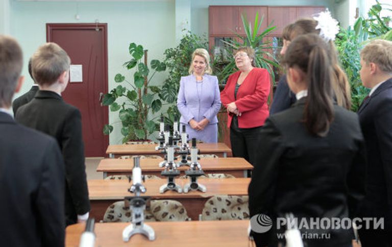 Супруга президента РФ Светлана Медведева посетила петербургскую среднюю школу номер 305 Супруга президента РФ Светлана Медведева посетила петербургскую среднюю школу номер 305