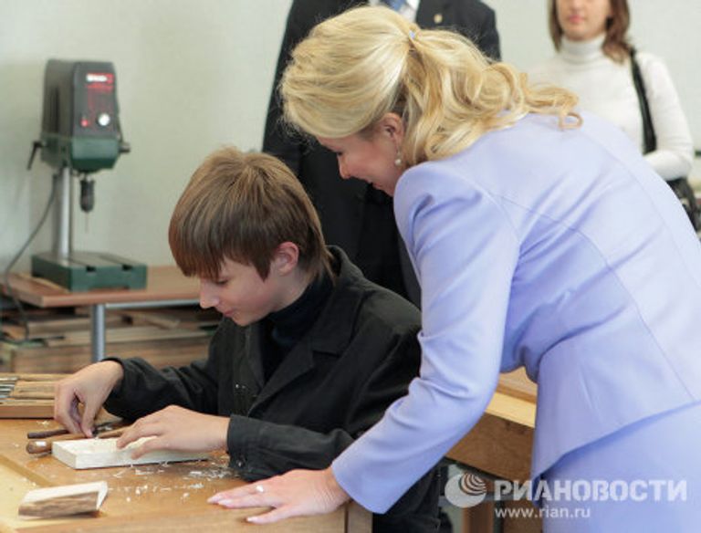 Супруга президента РФ Светлана Медведева посетила петербургскую среднюю школу номер 305 Супруга президента РФ Светлана Медведева посетила петербургскую среднюю школу номер 305