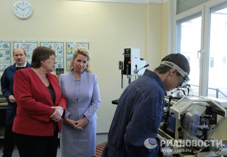 Супруга президента РФ Светлана Медведева посетила петербургскую среднюю школу номер 305 Супруга президента РФ Светлана Медведева посетила петербургскую среднюю школу номер 305