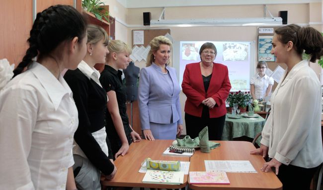 Супруга президента РФ Светлана Медведева посетила петербургскую среднюю школу номер 305 Супруга президента РФ Светлана Медведева посетила петербургскую среднюю школу номер 305