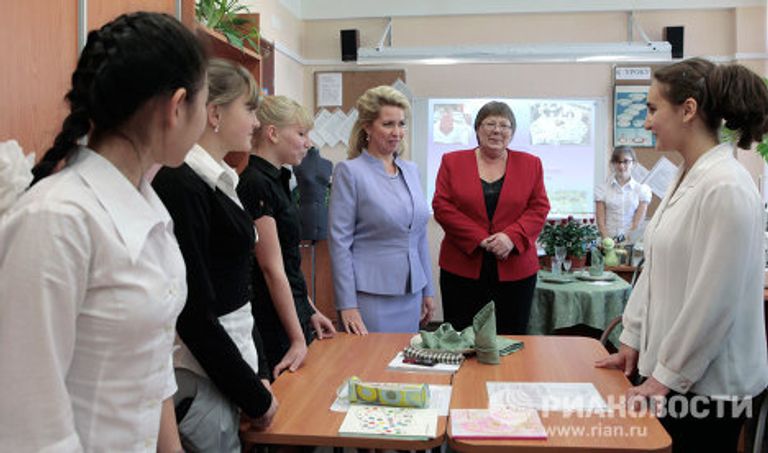 Супруга президента РФ Светлана Медведева посетила петербургскую среднюю школу номер 305 Супруга президента РФ Светлана Медведева посетила петербургскую среднюю школу номер 305