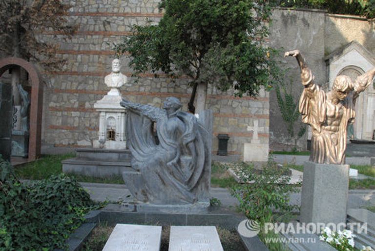 Там, где дремлют знаменитые мертвые Там, где дремлют знаменитые мертвые
