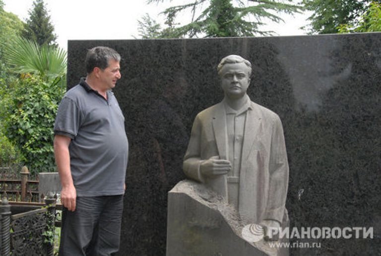 Там, где дремлют знаменитые мертвые Там, где дремлют знаменитые мертвые