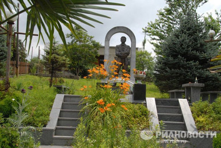 Там, где дремлют знаменитые мертвые Там, где дремлют знаменитые мертвые