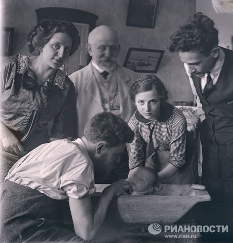 И.И. Раутенштейн. У стола с новорожденным, 1912 г. Собрание музея Московский Дом фотографии И.И. Раутенштейн. У стола с новорожденным, 1912 г. Собрание музея Московский Дом фотографии