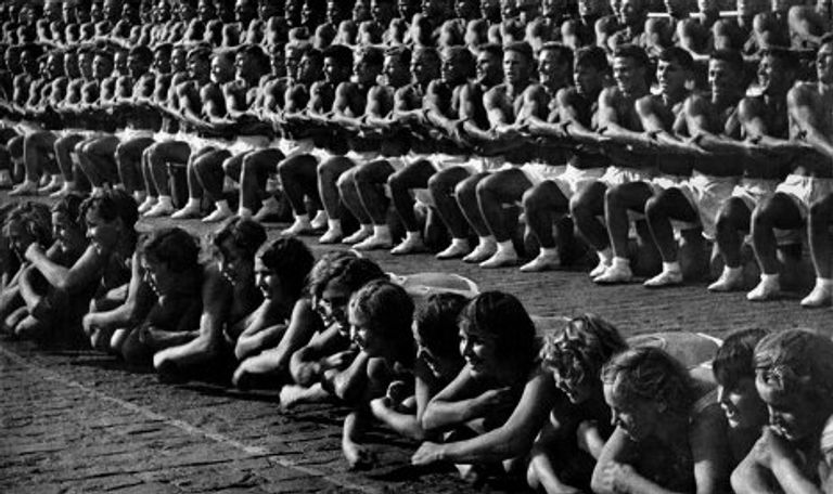Александр Родченко. Физкультурный парад, 1936 год. Серебряножелатиновый отпечаток. Собрание музея Московский Дом фотографии Александр Родченко. Физкультурный парад, 1936 год. Серебряножелатиновый отпечаток. Собрание музея Московский Дом фотографии