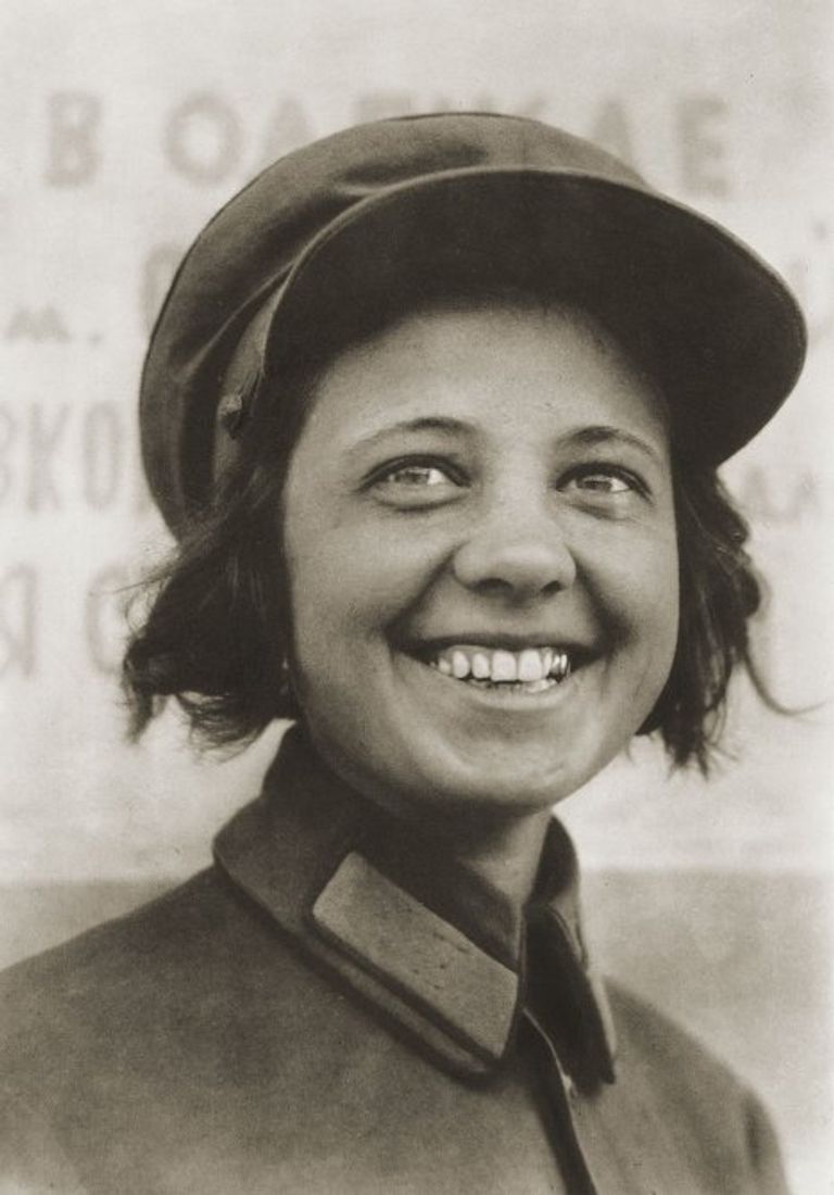 Маргарет Бурк-Уайт. Вагоновожатая. Из портфолио Фотографии СССР. 1930-40-е гг. Высокая печать. Собрание музея Московский Дом фотографии Маргарет Бурк-Уайт. Вагоновожатая. Из портфолио Фотографии СССР. 1930-40-е гг. Высокая печать. Собрание музея Московский Дом фотографии