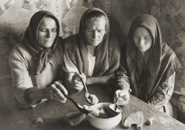 Маргарет Бурк-Уайт. Борщ. Из портфолио Фотографии СССР. 1930-40-е гг. Высокая печать. Из собрания музея Московский Дом фотографии. Маргарет Бурк-Уайт. Борщ. Из портфолио Фотографии СССР. 1930-40-е гг. Высокая печать. Из собрания музея Московский Дом фотографии.