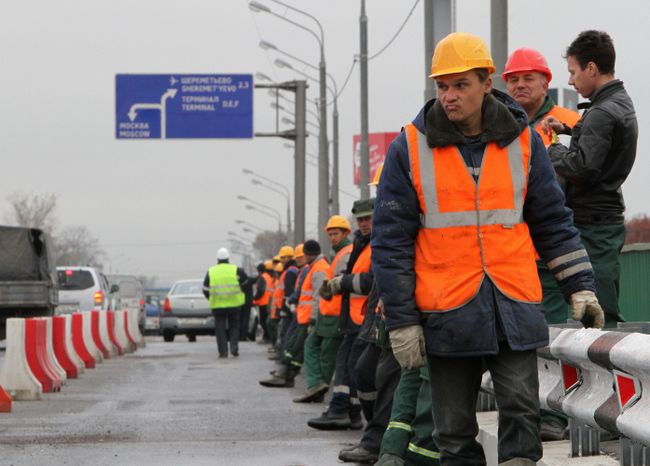 Дорожные рабочие на путепроводе на 24-м километре Ленинградского шоссе. Архив