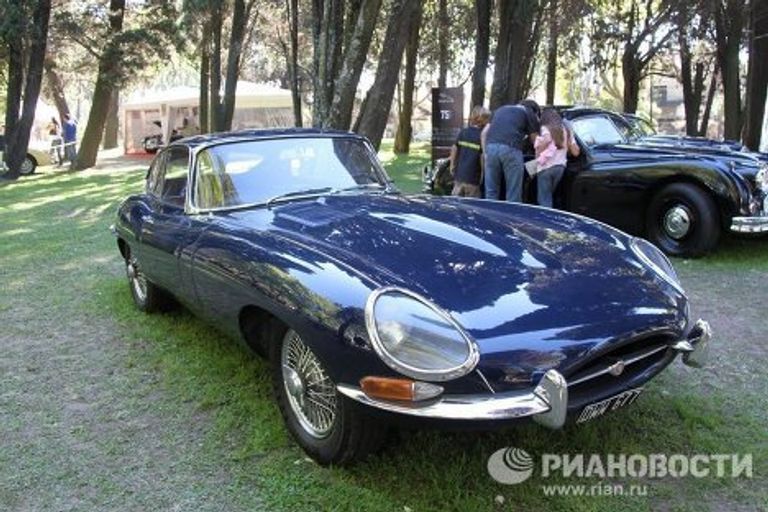 Автомобиль Jaguar E-type, представленный на континентальной выставке ретро-автомобилей Автоклассика-2010 в Аргентине.