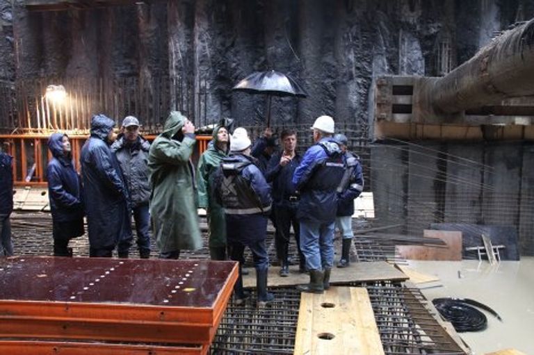Заместитель председателя правительства РФ Дмитрий Козак на строительстве тоннеля в Сочи 11 октября Заместитель председателя правительства РФ Дмитрий Козак на строительстве тоннеля в Сочи 11 октября