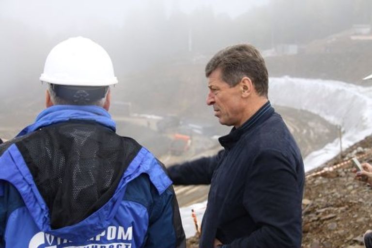 Заместитель председателя правительства РФ Дмитрий Козак на строительстве биатлонного комплекса в Сочи, 11 октября Заместитель председателя правительства РФ Дмитрий Козак на строительстве биатлонного комплекса в Сочи, 11 октября