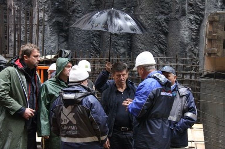 Заместитель председателя правительства РФ Дмитрий Козак на строительстве тоннеля в Сочи 11 октября Заместитель председателя правительства РФ Дмитрий Козак на строительстве тоннеля в Сочи 11 октября