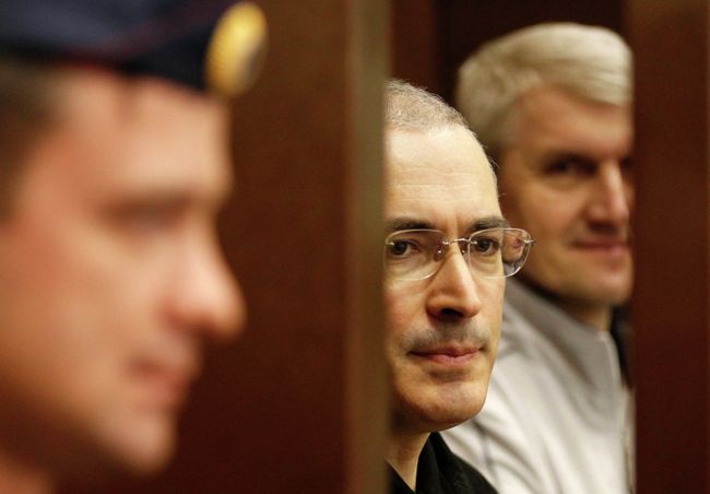 Экс-глава ЮКОСа Михаил Ходорковский и экс-глава МФО Менатеп Платон Лебедев в зале суда Экс-глава ЮКОСа Михаил Ходорковский и экс-глава МФО Менатеп Платон Лебедев в зале суда