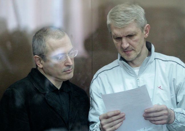 Экс-глава ЮКОСа Михаил Ходорковский и экс-глава МФО Менатеп Платон Лебедев в зале суда 22 октября 2010 г.