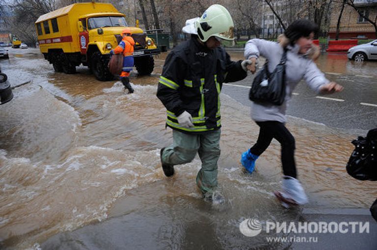 Прорыв водопровода на улице Маломосковская в Москве Прорыв водопровода на улице Маломосковская в Москве