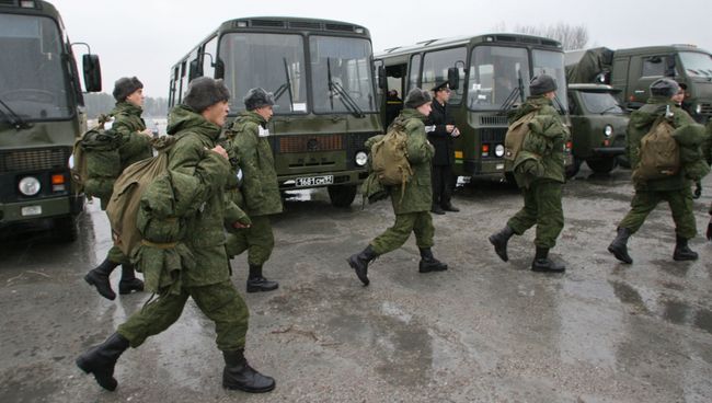 Группа призывников прибыла для прохождения срочной службы. Архив