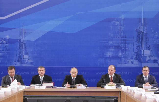 Премьер-министр РФ Владимир Путин провел совещание на ОАО Новокуйбышевский НПЗ