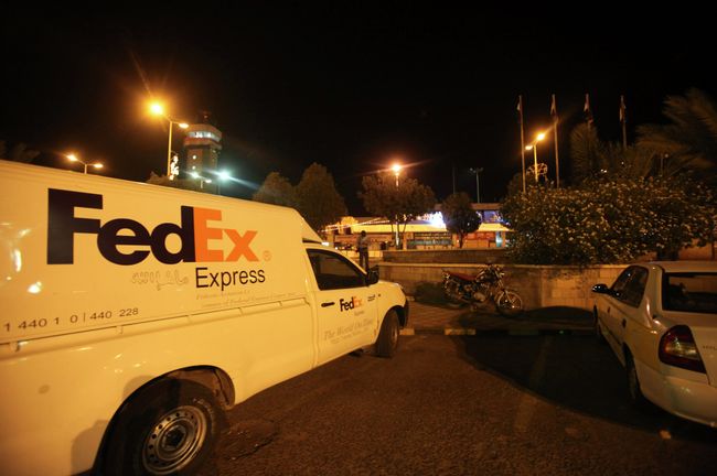 Автомобиль Fedex недалеко от Sanaa International Airport в Йемене