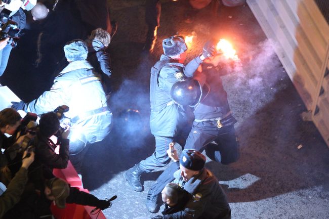 Милиция у места проведения разрешенного митинга оппозиции на Триумфальной площади Милиция у места проведения разрешенного митинга оппозиции на Триумфальной площади