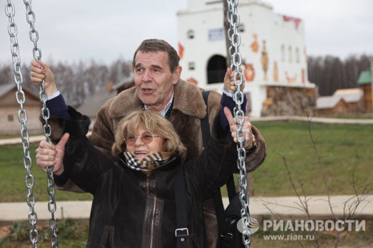 Режиссер Алла Сурикова и актер Алексей Булдаков на открытии скульптурной композиции Улыбайтесь! Режиссер Алла Сурикова и актер Алексей Булдаков на открытии скульптурной композиции Улыбайтесь!