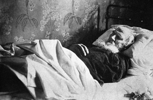 Писатель Лев Толстой на смертном одре Писатель Лев Толстой на смертном одре
