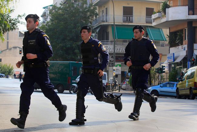 Работа греческих спецслужб по обезвреживаю взрывных веществ